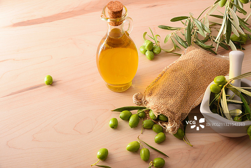 桌子上带有液体的草药俯视图图片素材