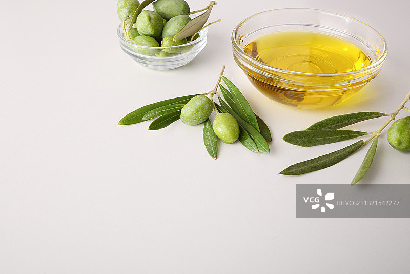 绿茶叶特写，白色背景图片素材