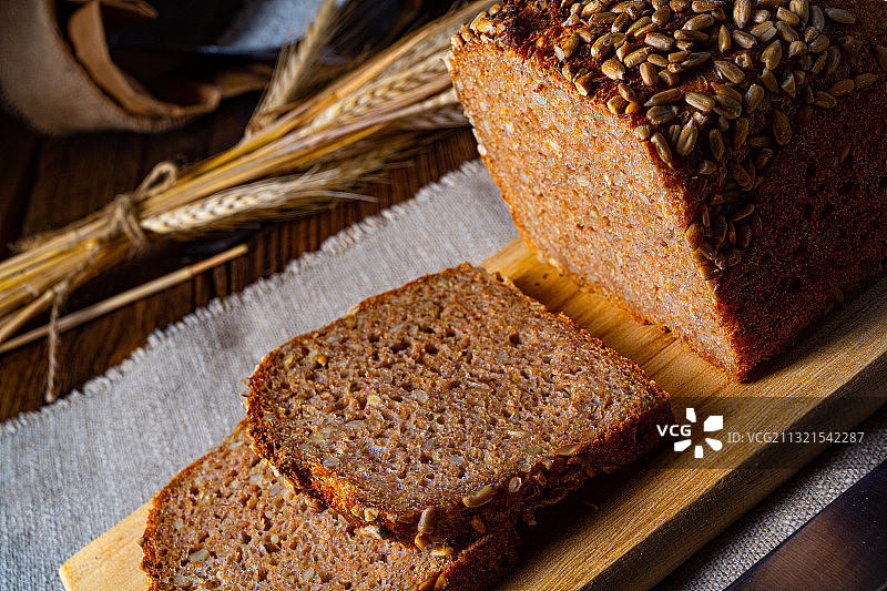 高角度的面包在桌子上图片素材