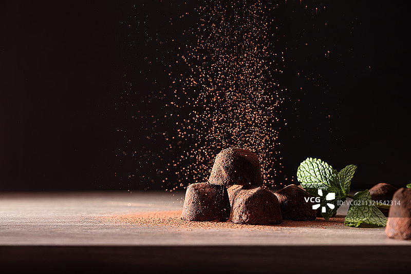 桌子上香料的特写，黑色背景图片素材