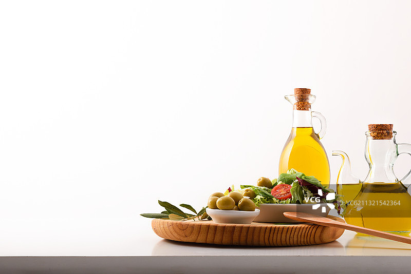 白色背景下桌子上碗中橄榄的特写图片素材
