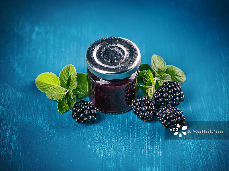 高角度拍摄：桌上的水果和饮品图片素材