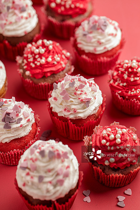 红色背景下的纸杯蛋糕特写图片素材