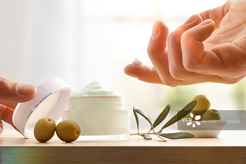 女子手中拿着盐和食材图片素材