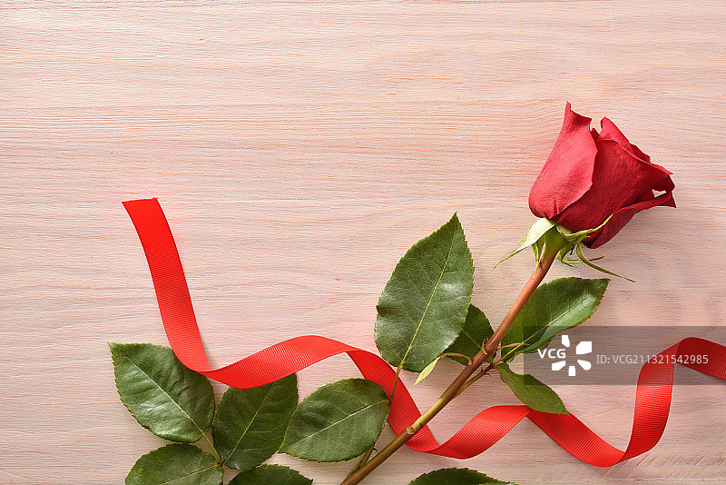 桌上的红色玫瑰特写图片素材