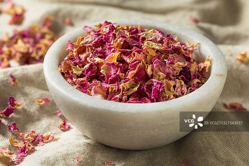 桌上碗中干花的特写图片素材