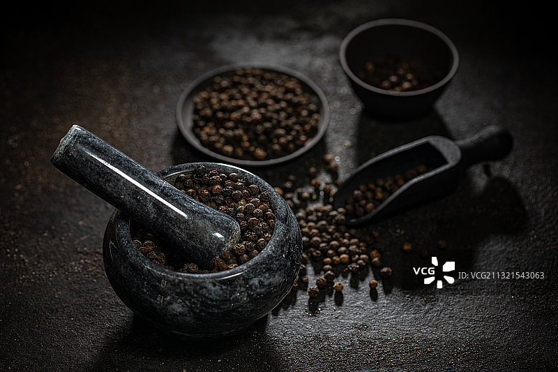 黑胡椒粒和研钵在桌子上的高角度视图图片素材