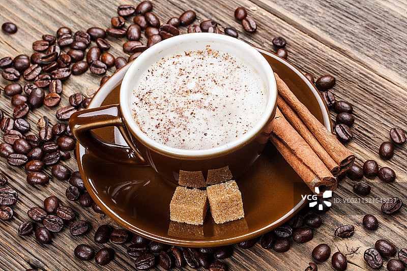 咖啡豆与烘焙咖啡豆饮品俯视图图片素材
