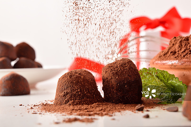桌子上的巧克力蛋糕特写图片素材