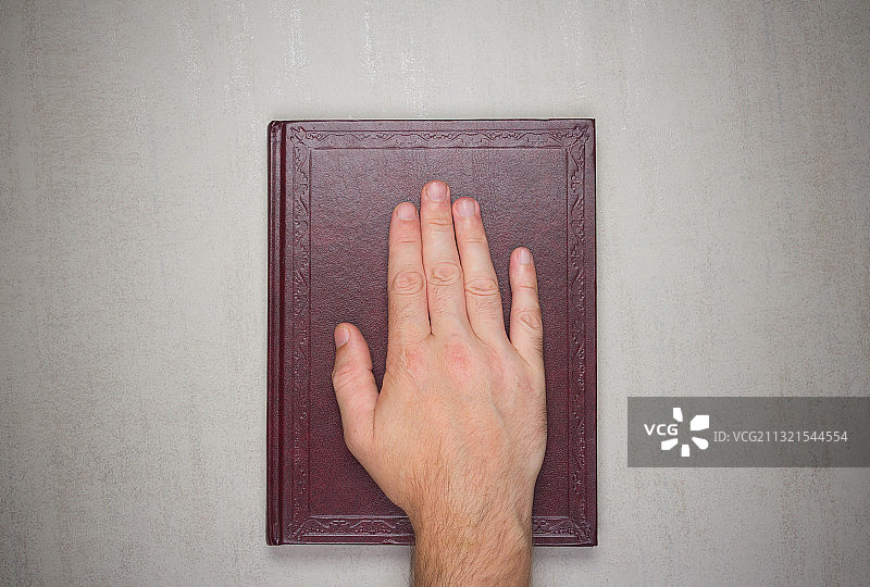 手持门把手的男人特写图片素材