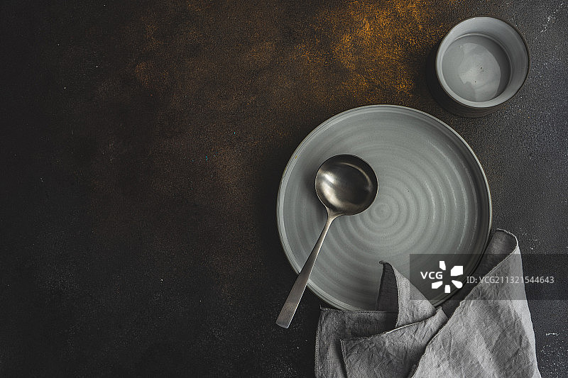 桌上空盘餐巾勺子俯视图图片素材