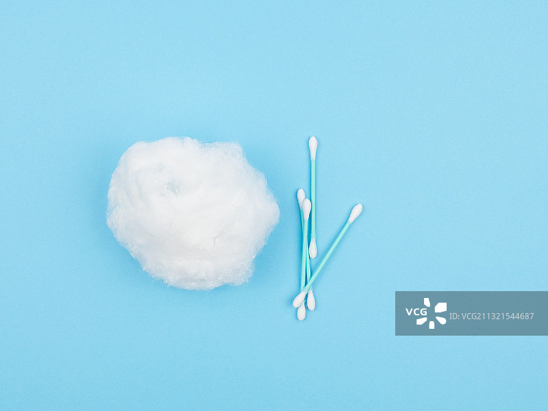 蓝色背景上的棉签俯视图图片素材