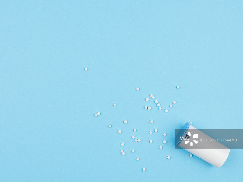 蓝色背景上的水瓶俯视图图片素材