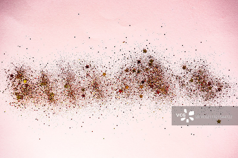 白色背景上的彩色粉末特写图片素材