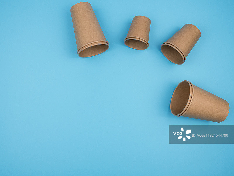 蓝色背景上的卷起设备高角度景观图片素材