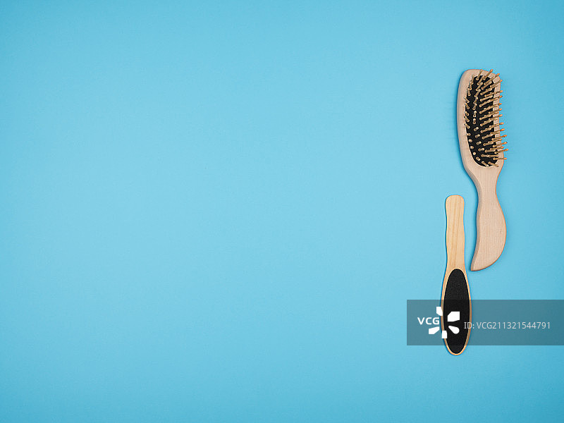 蓝色背景下的画笔俯视角度照片图片素材