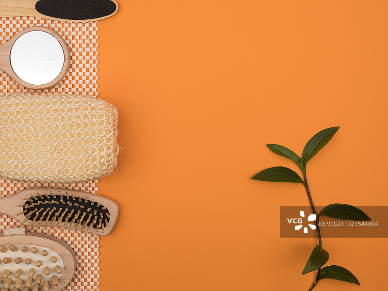 橙色背景上的帽子和橙色树叶俯视图图片素材