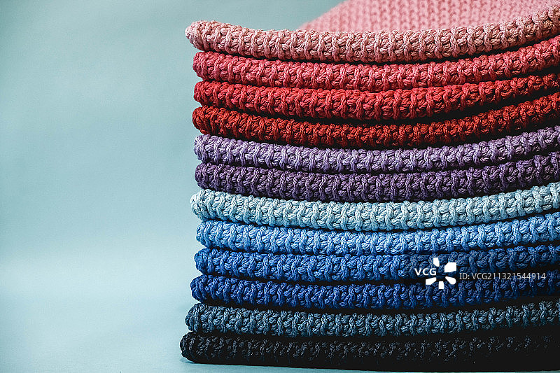 蓝色背景上的彩色羊毛包特写图片素材