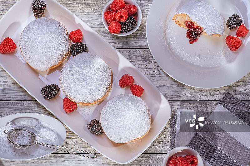 桌上盘中甜点俯视图图片素材