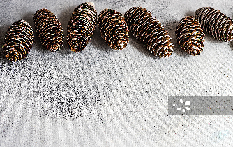 高角度拍摄：桌上的松果图片素材