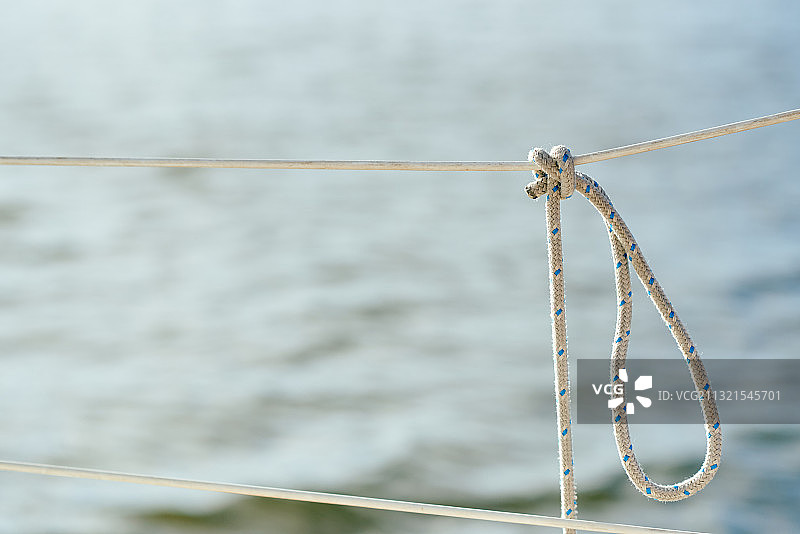 系在船上的绳索特写图片素材