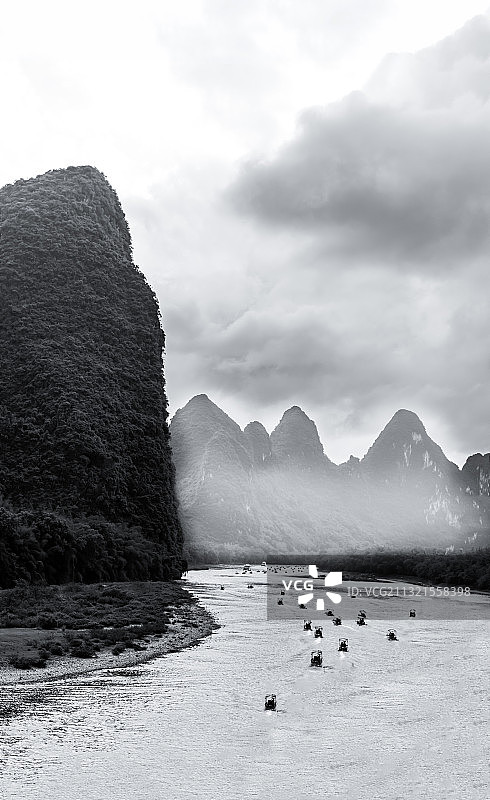 墨韵山水画:千帆竞渡图片素材