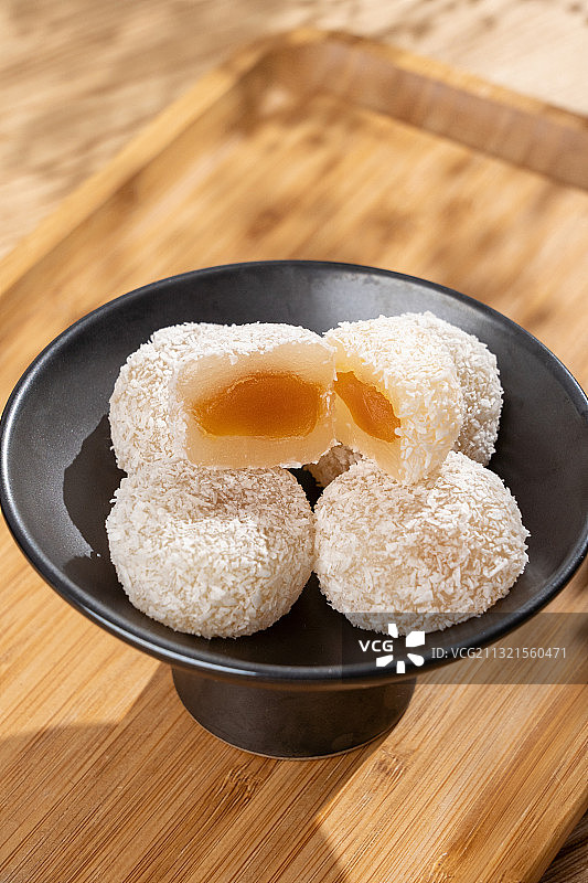 中国老北京传统地道清真风味点心小吃甜品糯米团子艾窝窝图片素材