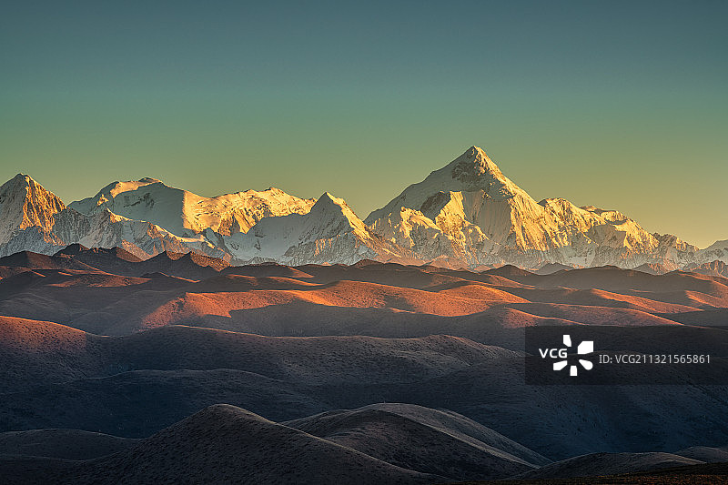 川西甘孜新都桥鱼子西日落眺望贡嘎雪山图片素材