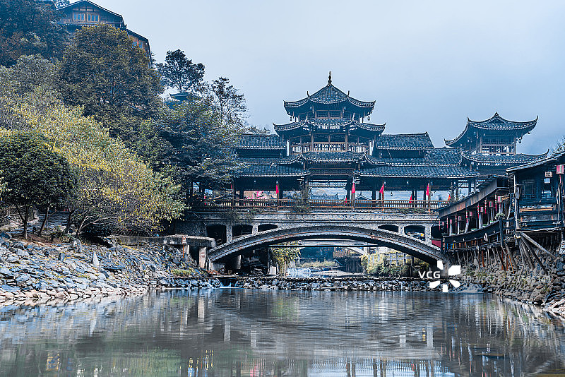 中国贵州西江千户苗寨清晨的风雨桥图片素材