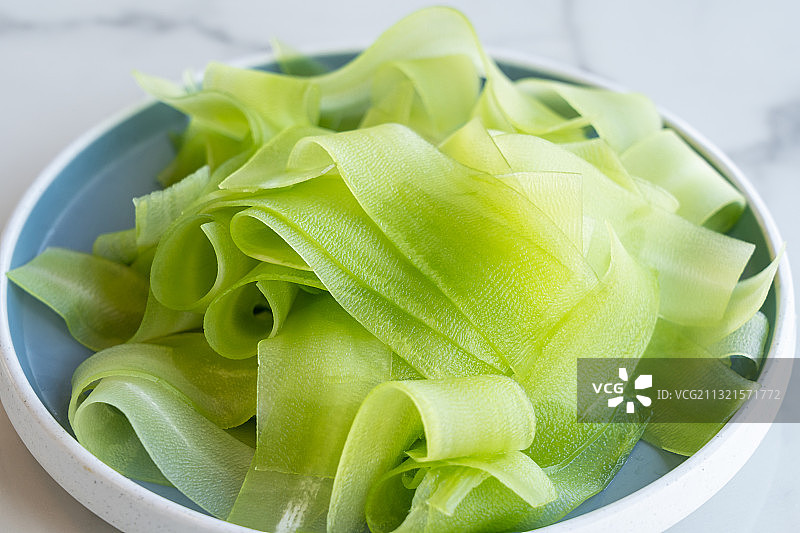 盘子上火锅配菜一盘新鲜蔬菜切片莴笋图片素材