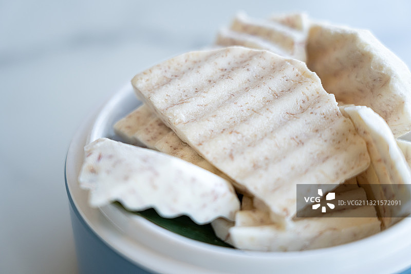 冬天火锅配菜料理盘子上新鲜的蔬菜切片香芋头图片素材