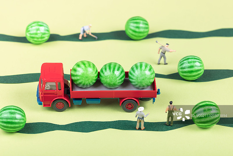 微缩景观夏天乡村丰收的西瓜地瓜农货运汽车图片素材