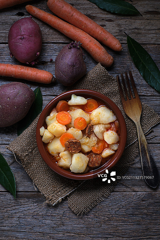 碗装食物的俯视照片，位于西班牙吉普斯夸图片素材