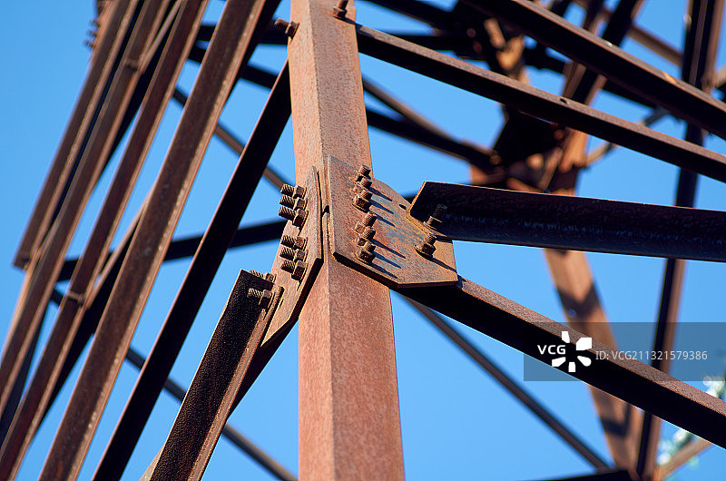 晴空下的金属结构（仰视）图片素材