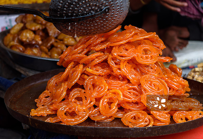 桌子上碗里的食物的特写图片素材