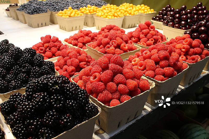 加拿大市场摊位上出售的容器装水果高角度视图图片素材