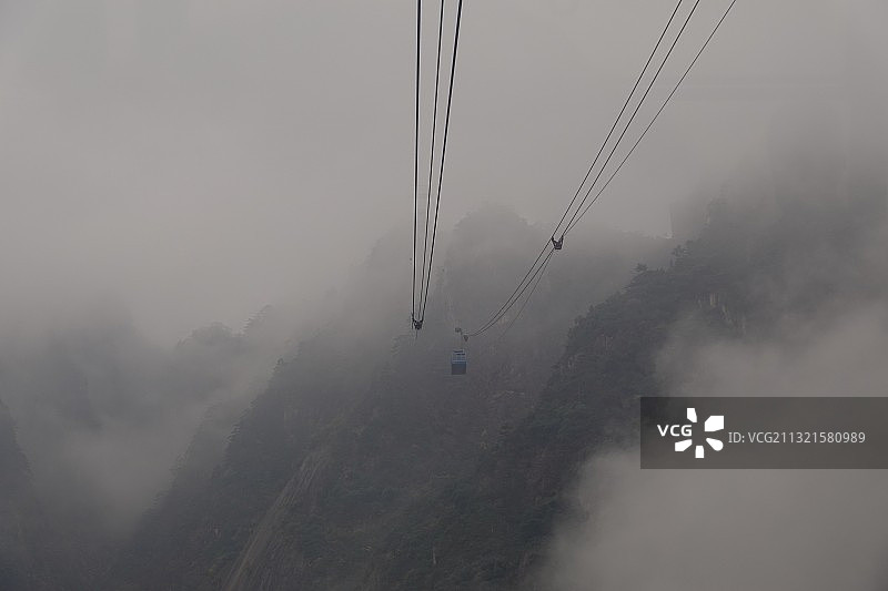 云雾中的黄山太平索道图片素材