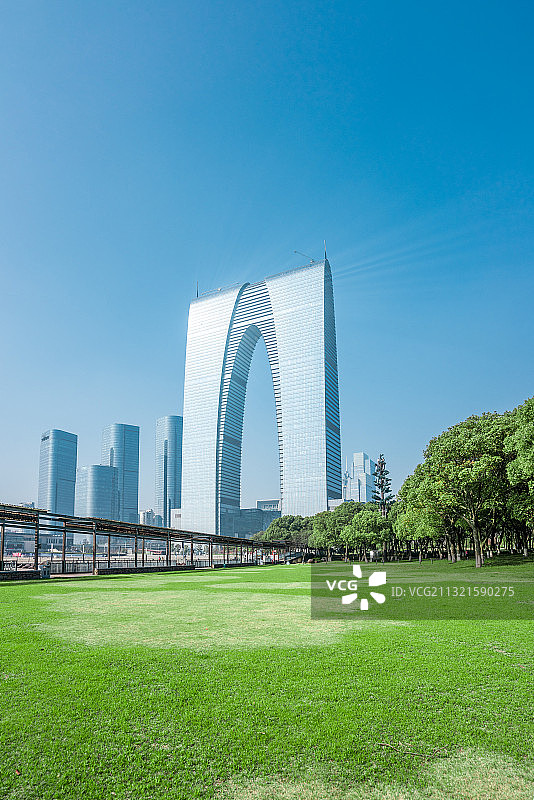 苏州，金鸡湖，东方之门，天际线，现代建筑，绿草地图片素材