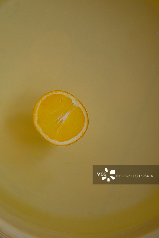 浮在水里的橙色的橙子图片素材