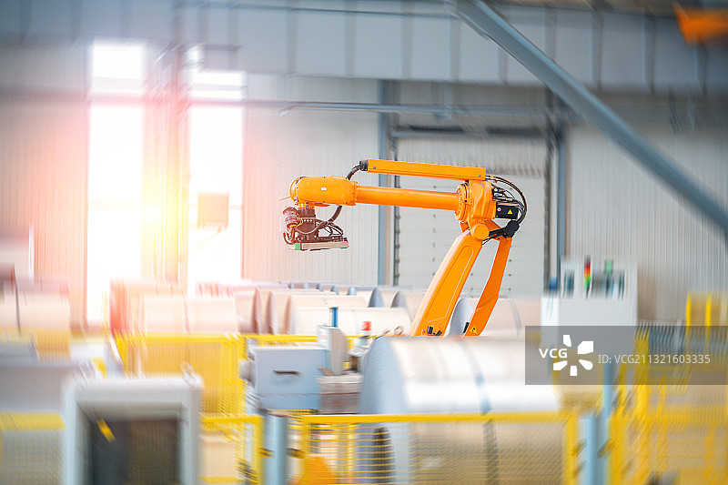 明亮先进的的现代工厂机械臂和自动天车图片素材