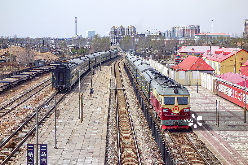 齐齐哈尔-伊春K7125次和鹤北-哈尔滨K7120次在铁力站图片素材