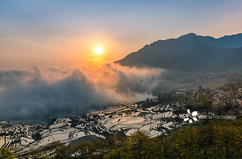 中国云南红河哈尼族彝族自治州元阳县梯田景区图片素材