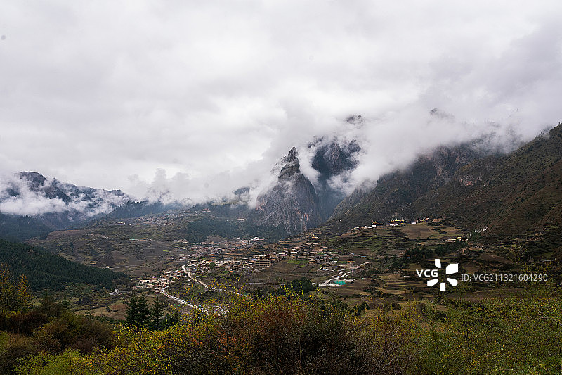 中国甘肃扎尕那世外桃源无人村落高原山谷云层图片素材