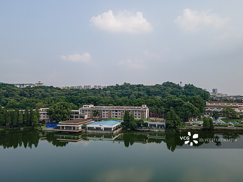 航拍广州白云山南湖湖畔和别墅群图片素材