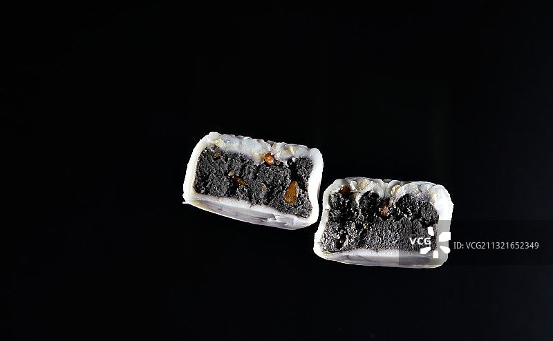 跳动的高级冰皮月饼黑色背景棚拍图片素材