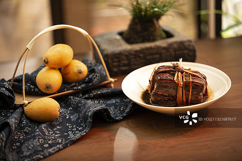 中华美食草扎肉和枇杷图片素材