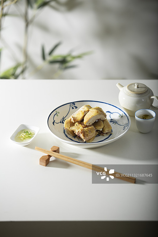中华美食白切鸡和茶道静物图片素材