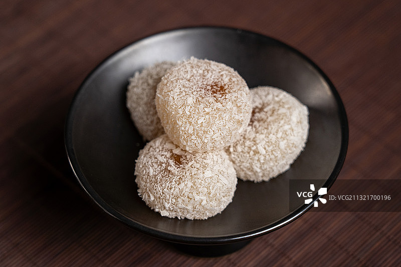 北京传统地方点心小吃甜糯米团子艾窝窝图片素材