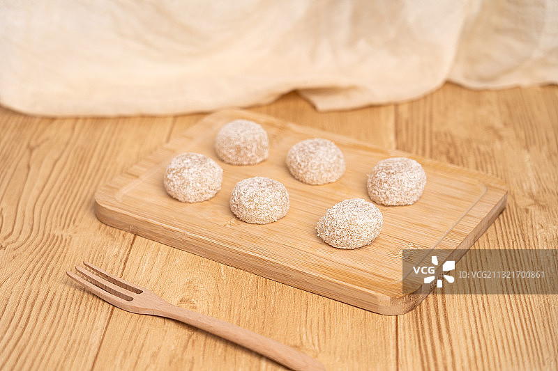 浅色木制桌子上的北京传统文化美食艾窝窝图片素材