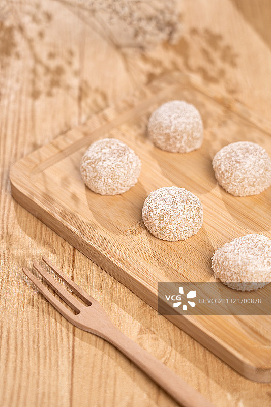 浅色木制桌子上的北京传统文化美食艾窝窝图片素材